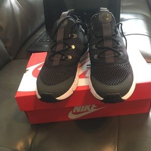 Nike kid sizes 2.5